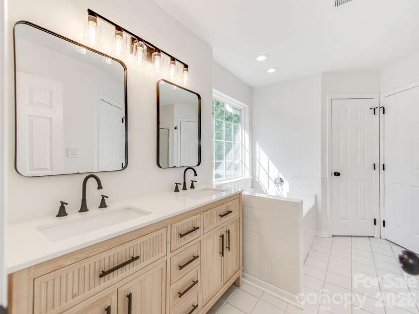 810 Greenhill Drive, Charlotte, NC 28217.  MLS# CAR4429940, YatesRealty ID 54023. 