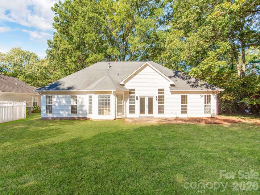 810 Greenhill Drive, Charlotte, NC 28217.  MLS# CAR4429940, YatesRealty ID 54023. 