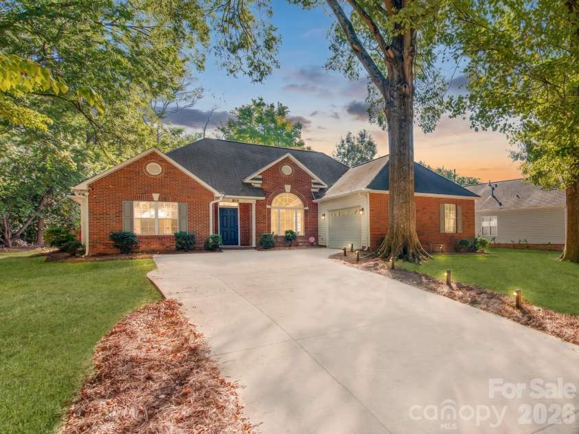 810 Greenhill Drive, Charlotte, NC 28217.  MLS# CAR4429940, YatesRealty ID 54023. 