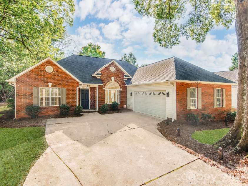 810 Greenhill Drive, Charlotte, NC 28217.  MLS# CAR4429940, YatesRealty ID 54023. 