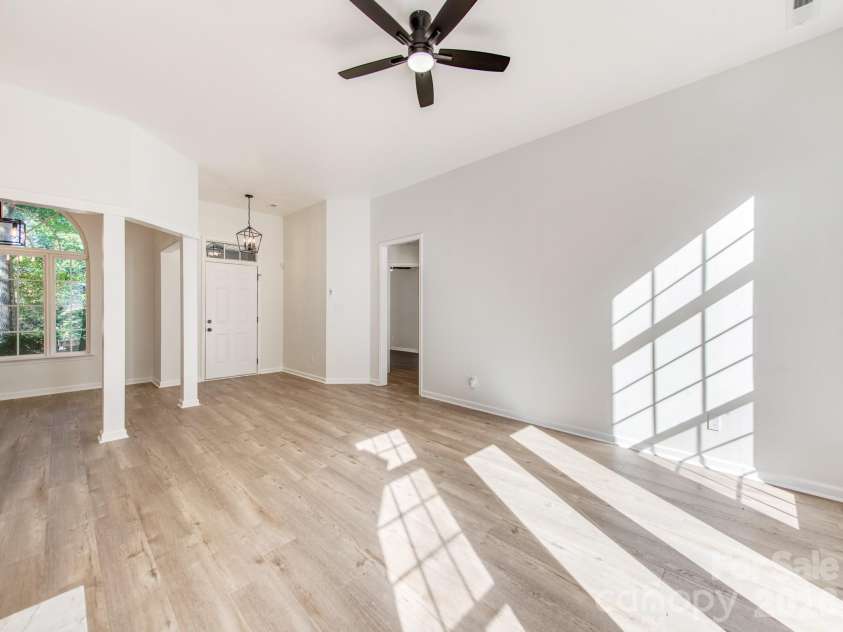 810 Greenhill Drive, Charlotte, NC 28217.  MLS# CAR4429940, YatesRealty ID 54023. 