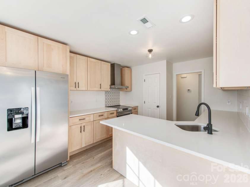 810 Greenhill Drive, Charlotte, NC 28217.  MLS# CAR4429940, YatesRealty ID 54023. 