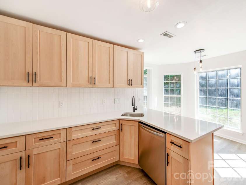 810 Greenhill Drive, Charlotte, NC 28217.  MLS# CAR4429940, YatesRealty ID 54023. 