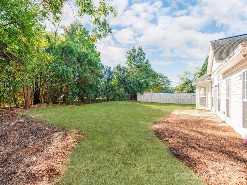 810 Greenhill Drive, Charlotte, NC 28217.  MLS# CAR4429940, YatesRealty ID 54023. 