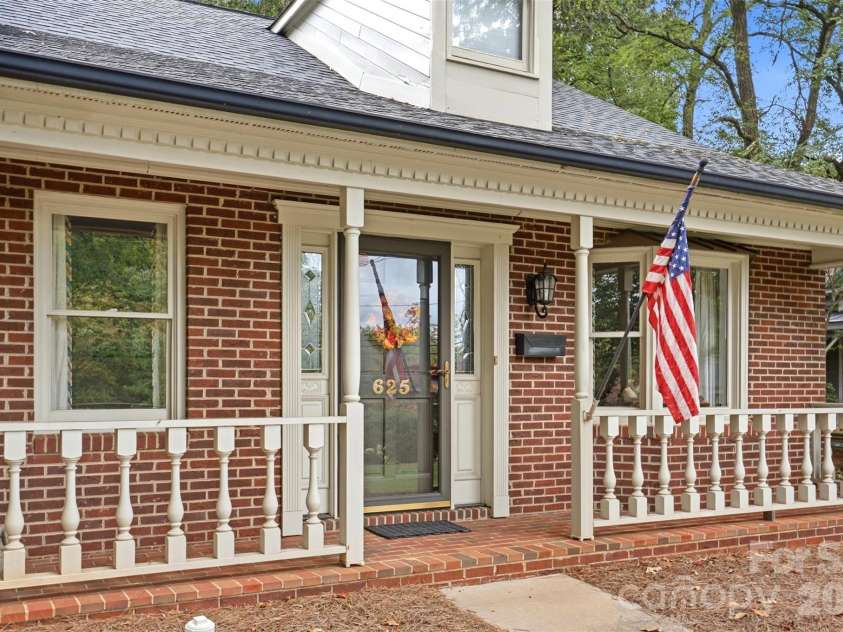 625 Davie Avenue, Statesville, NC 28677.  MLS# CAR4429567, YatesRealty ID 54025. 