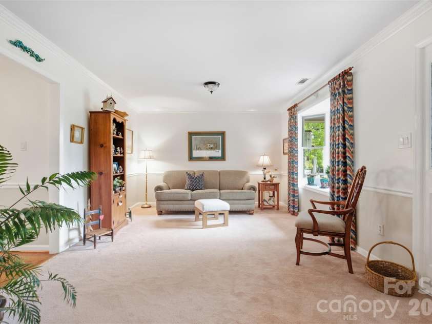 625 Davie Avenue, Statesville, NC 28677.  MLS# CAR4429567, YatesRealty ID 54025. 