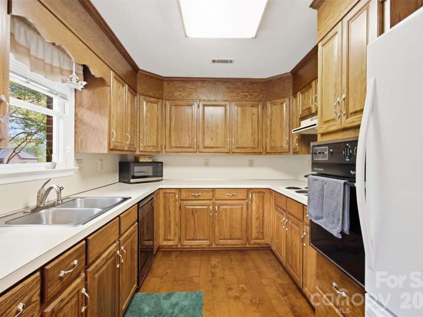 625 Davie Avenue, Statesville, NC 28677.  MLS# CAR4429567, YatesRealty ID 54025. 