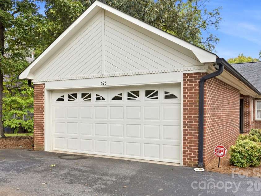 625 Davie Avenue, Statesville, NC 28677.  MLS# CAR4429567, YatesRealty ID 54025. 