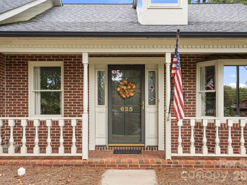 625 Davie Avenue, Statesville, NC 28677.  MLS# CAR4429567, YatesRealty ID 54025. 