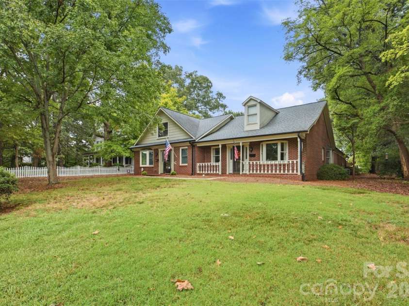 625 Davie Avenue, Statesville, NC 28677.  MLS# CAR4429567, YatesRealty ID 54025. 