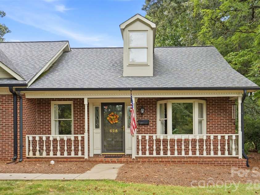 625 Davie Avenue, Statesville, NC 28677.  MLS# CAR4429567, YatesRealty ID 54025. 