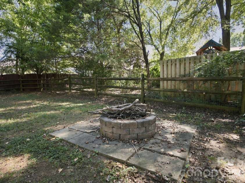 1513 Bucklebury Court, Charlotte, NC 28269.  MLS# CAR4428259, YatesRealty ID 54028. 