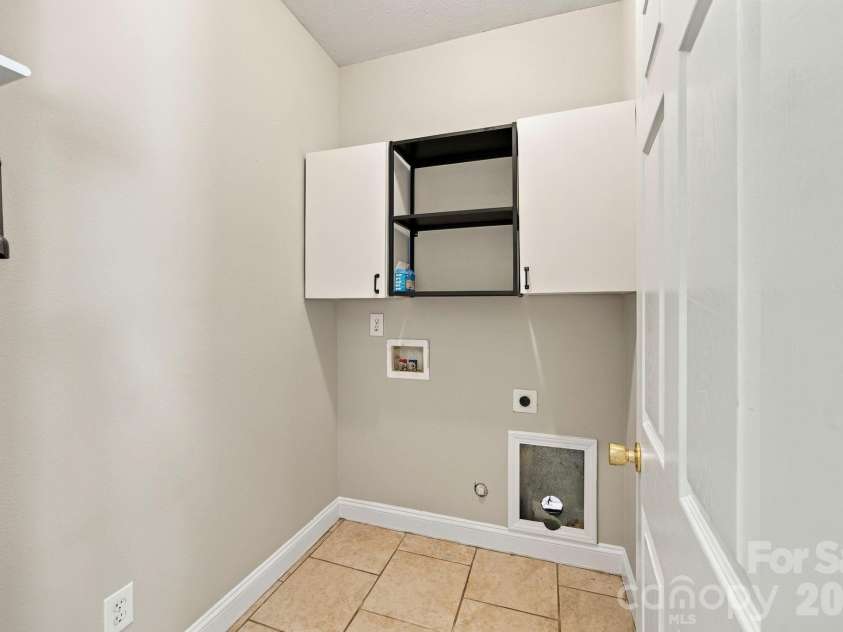 1513 Bucklebury Court, Charlotte, NC 28269.  MLS# CAR4428259, YatesRealty ID 54028. 