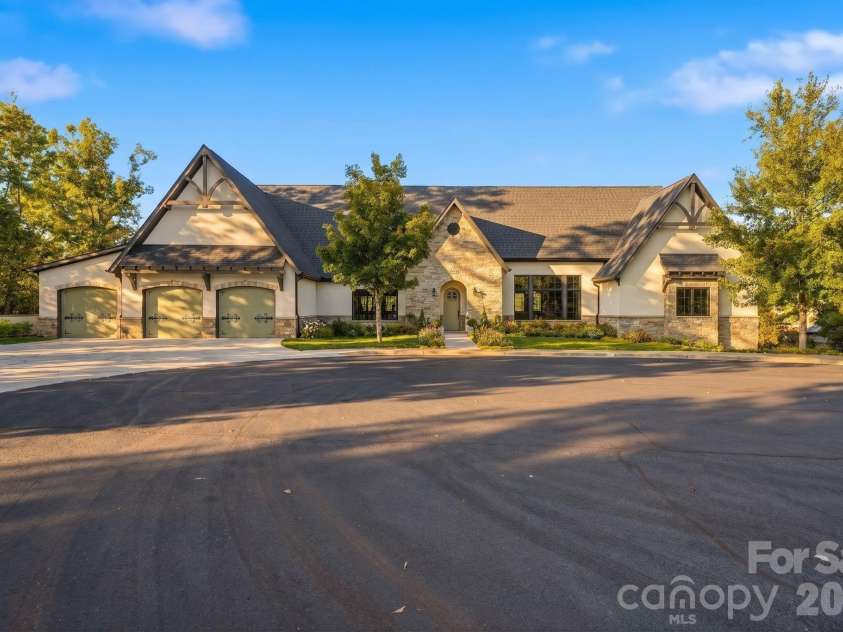 21 Evian Court, Asheville, NC 28804.  MLS# CAR4427052, YatesRealty ID 54031. 