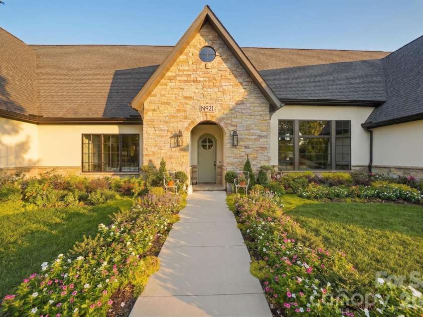 21 Evian Court, Asheville, NC 28804.  MLS# CAR4427052, YatesRealty ID 54031. 