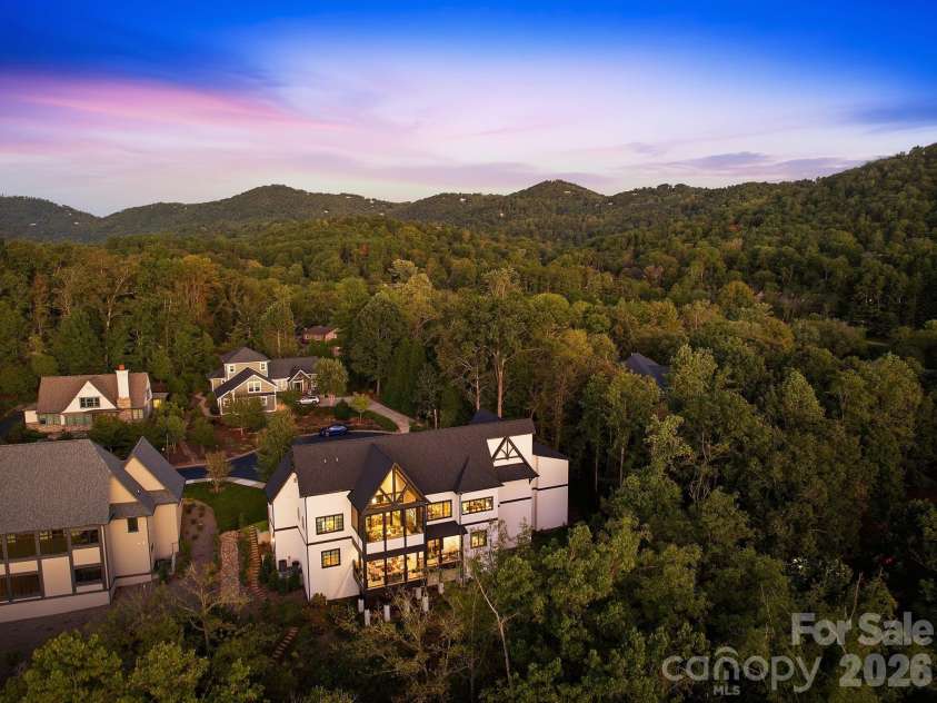 21 Evian Court, Asheville, NC 28804.  MLS# CAR4427052, YatesRealty ID 54031. 