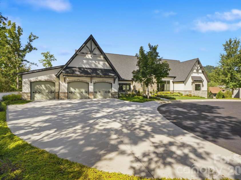 21 Evian Court, Asheville, NC 28804.  MLS# CAR4427052, YatesRealty ID 54031. 