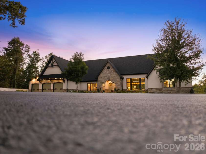 21 Evian Court, Asheville, NC 28804.  MLS# CAR4427052, YatesRealty ID 54031. 