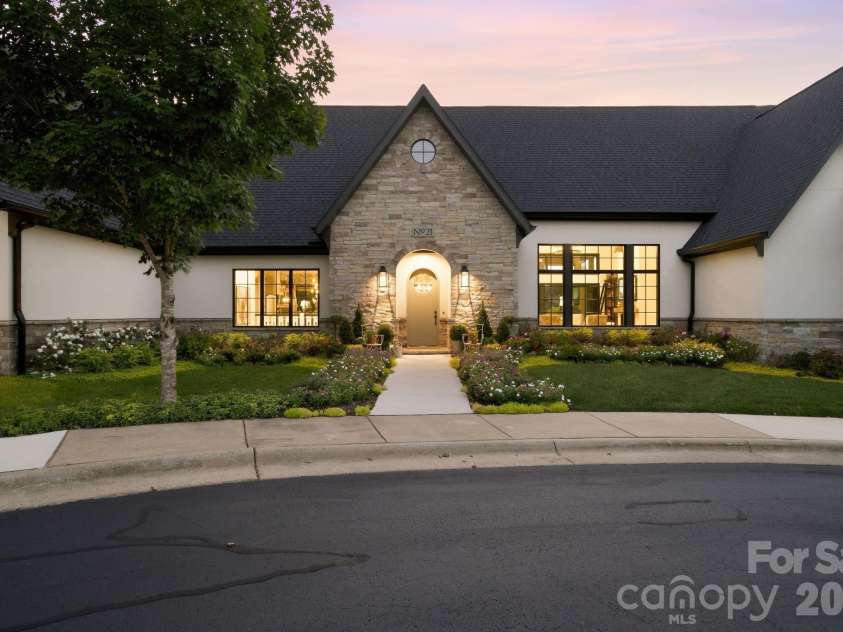 21 Evian Court, Asheville, NC 28804.  MLS# CAR4427052, YatesRealty ID 54031. 