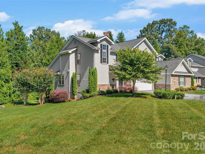 211 Towne Place Drive, Hendersonville, NC 28792.  MLS# CAR4429007, YatesRealty ID 54033. 