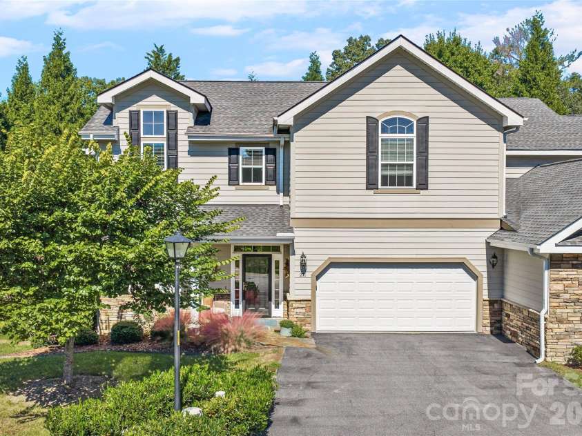 211 Towne Place Drive, Hendersonville, NC 28792.  MLS# CAR4429007, YatesRealty ID 54033. 
