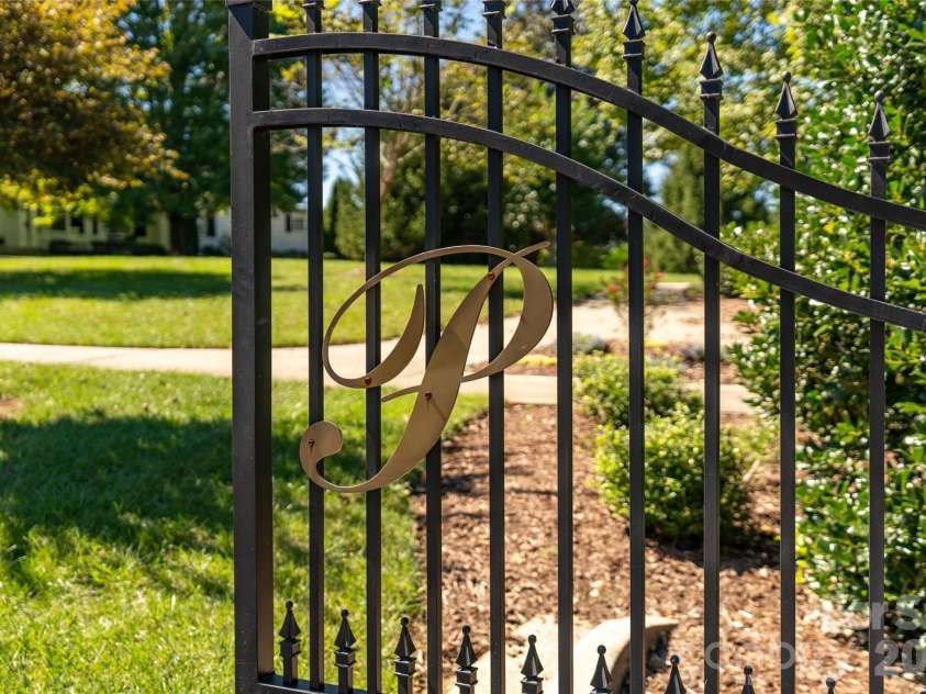 211 Towne Place Drive, Hendersonville, NC 28792.  MLS# CAR4429007, YatesRealty ID 54033. 