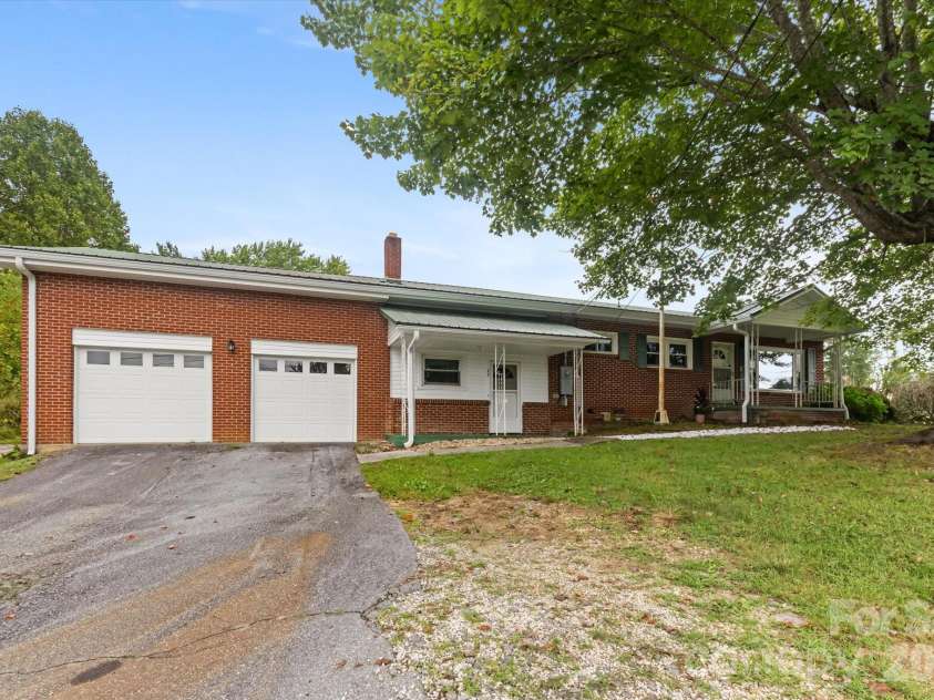 22 Madrid Lane, Hendersonville, NC 28792.  MLS# CAR4426791, YatesRealty ID 54034. 