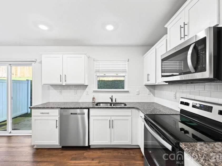 15 Virginia Commons Drive, Arden, NC 28704.  MLS# CAR4429383, YatesRealty ID 54035. Kitchen with Granite Counters and Stainless Appliances
