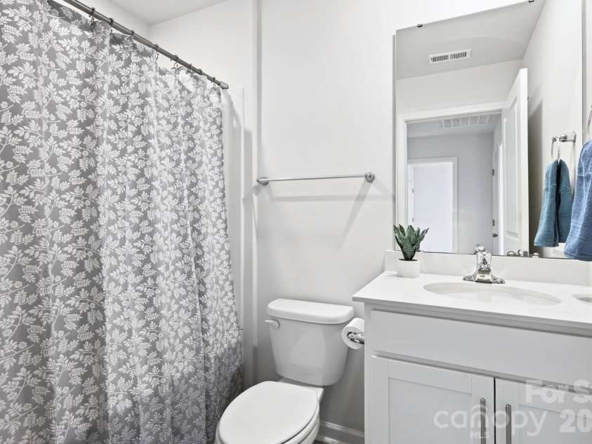15 Virginia Commons Drive, Arden, NC 28704.  MLS# CAR4429383, YatesRealty ID 54035. Upper Level Hall Bathroom
