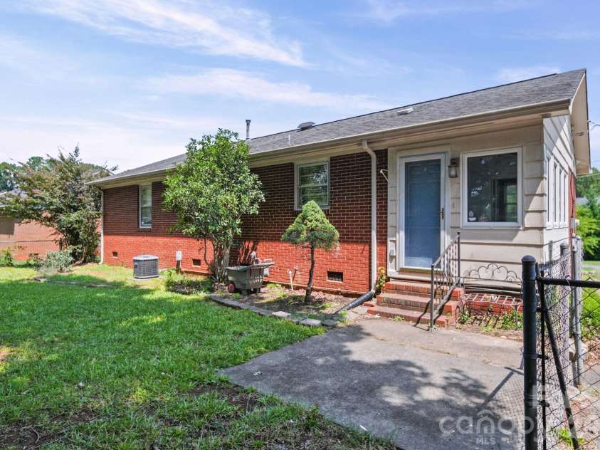 3029 Rosehill Drive, Charlotte, NC 28212.  MLS# CAR4417445, YatesRealty ID 54036. Back Yard