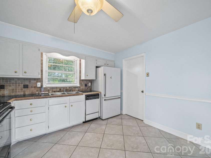 3029 Rosehill Drive, Charlotte, NC 28212.  MLS# CAR4417445, YatesRealty ID 54036. Kitchen