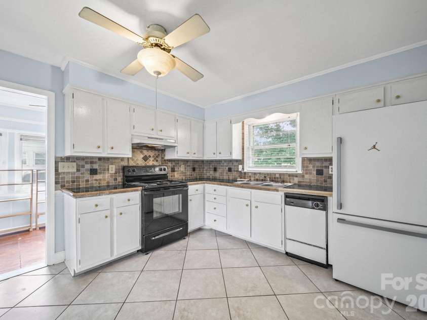3029 Rosehill Drive, Charlotte, NC 28212.  MLS# CAR4417445, YatesRealty ID 54036. Kitchen