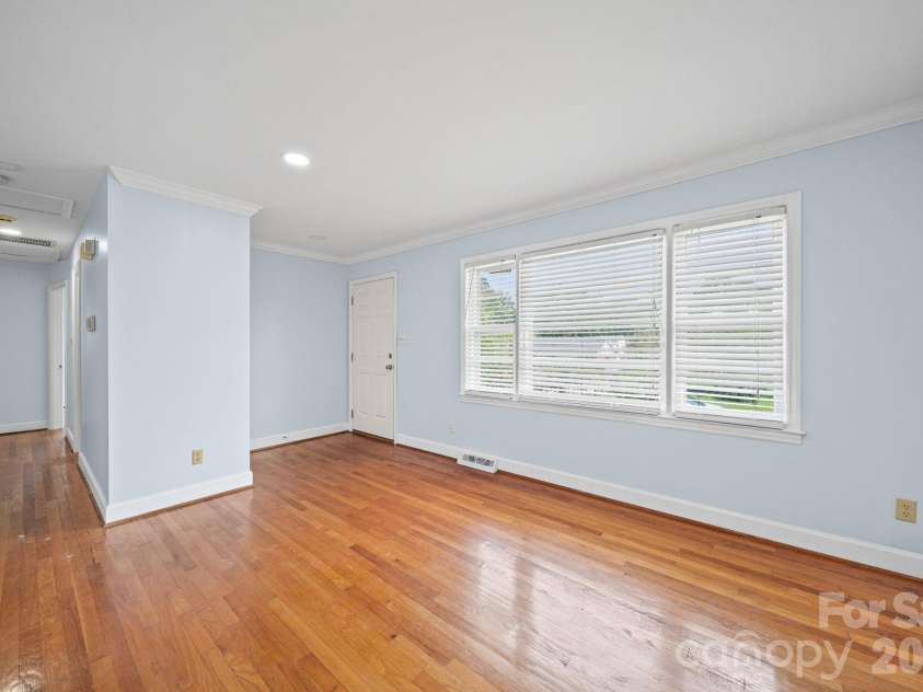 3029 Rosehill Drive, Charlotte, NC 28212.  MLS# CAR4417445, YatesRealty ID 54036. Living Room
