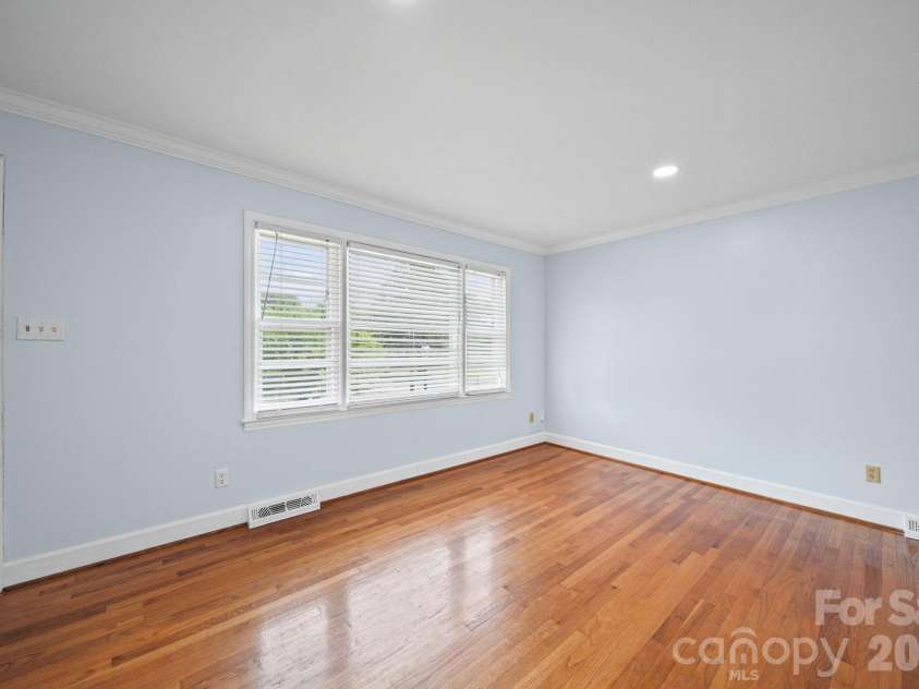 3029 Rosehill Drive, Charlotte, NC 28212.  MLS# CAR4417445, YatesRealty ID 54036. Living Room