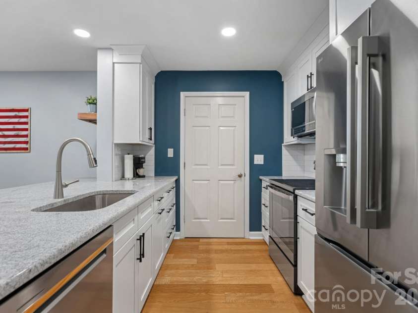 103 Pier 33 Drive, Mooresville, NC 28117.  MLS# CAR4403994, YatesRealty ID 54037. Updated Kitchen with Quartz Countertops, New SS appliances (2023)