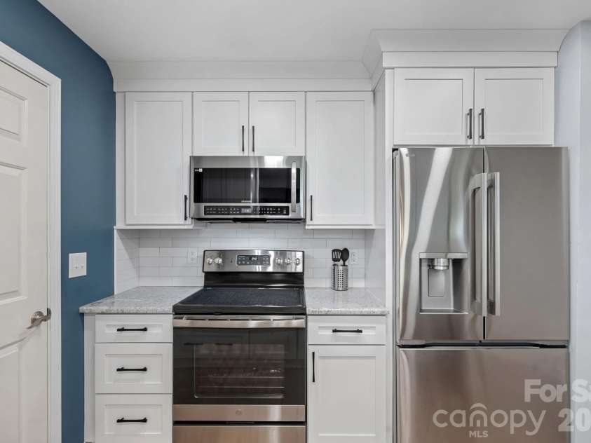 103 Pier 33 Drive, Mooresville, NC 28117.  MLS# CAR4403994, YatesRealty ID 54037. Updated Kitchen with Quartz Countertops, New SS appliances (2023)