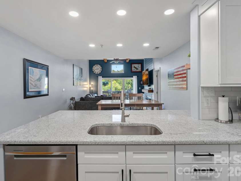 103 Pier 33 Drive, Mooresville, NC 28117.  MLS# CAR4403994, YatesRealty ID 54037. Updated Kitchen with Quartz Countertops, New SS appliances (2023)