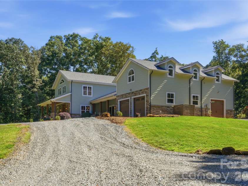 317 Windmill Lane, Waxhaw, NC 28173.  MLS# CAR4429362, YatesRealty ID 54041. Circular driveway
