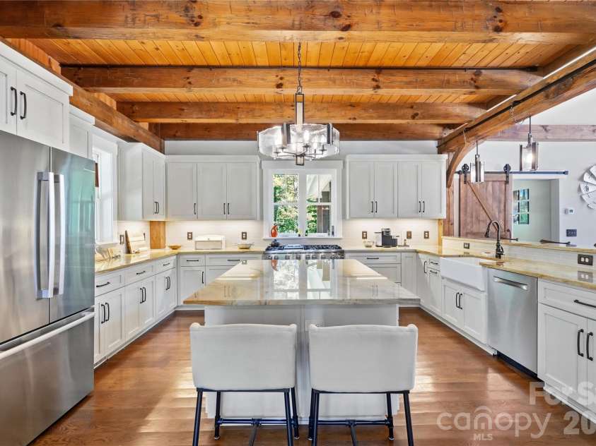 317 Windmill Lane, Waxhaw, NC 28173.  MLS# CAR4429362, YatesRealty ID 54041. Culinary Kitchen with Quartzite countertops