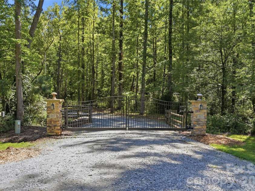 317 Windmill Lane, Waxhaw, NC 28173.  MLS# CAR4429362, YatesRealty ID 54041. Private entrance