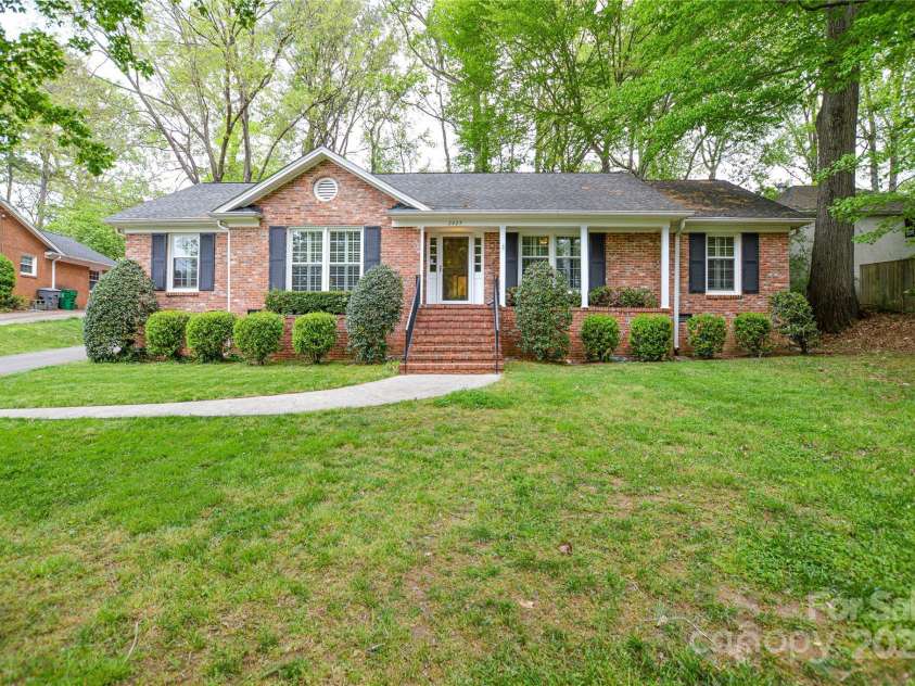 2429 Sugar Mill Road, Charlotte, NC 28210.  MLS# CAR4245721, YatesRealty ID 5405. CLASSIC BRICK RANCH has amazing curb appeal and a large yard.