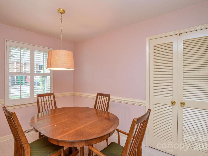 2429 Sugar Mill Road, Charlotte, NC 28210.  MLS# CAR4245721, YatesRealty ID 5405. Eat in Kitchen/Breakfast area has chair rail and ample sized pantry.