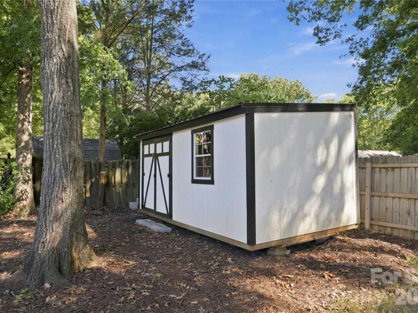 603 Winter Wood Drive, Matthews, NC 28105.  MLS# CAR4430174, YatesRealty ID 54050. 