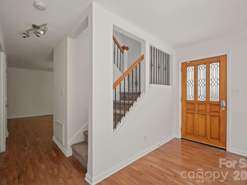 10111 Withers Road, Charlotte, NC 28278.  MLS# CAR4429841, YatesRealty ID 54055. Entry Foyer