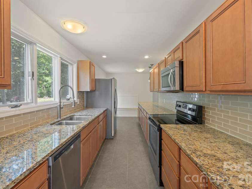 10111 Withers Road, Charlotte, NC 28278.  MLS# CAR4429841, YatesRealty ID 54055. Granite Countertopss