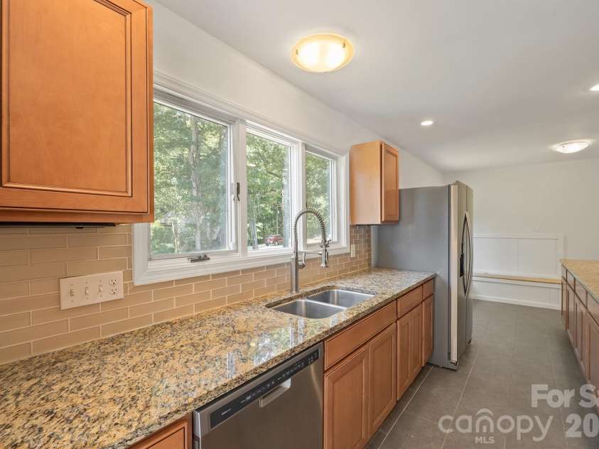 10111 Withers Road, Charlotte, NC 28278.  MLS# CAR4429841, YatesRealty ID 54055. Stainless Appliances