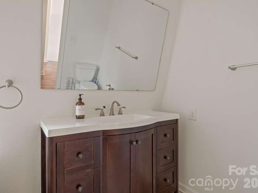 10111 Withers Road, Charlotte, NC 28278.  MLS# CAR4429841, YatesRealty ID 54055. Upstairs Full Bathroom