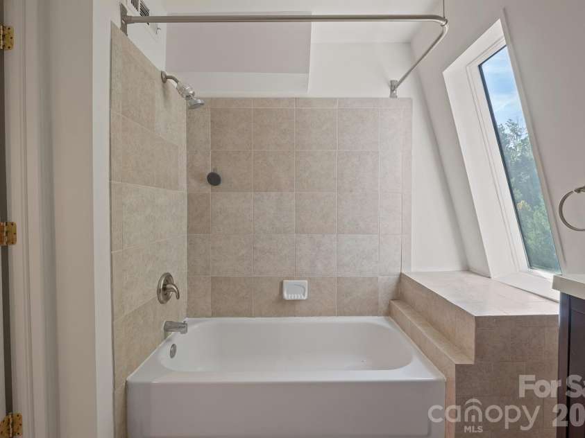 10111 Withers Road, Charlotte, NC 28278.  MLS# CAR4429841, YatesRealty ID 54055. Upstairs Full Bathroom