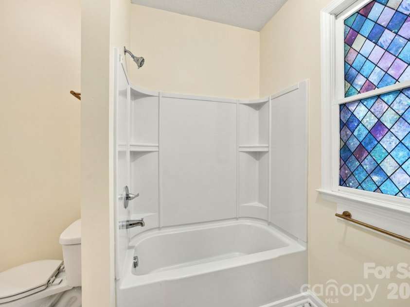 19838 Oak Leaf Circle, Cornelius, NC 28031.  MLS# CAR4429778, YatesRealty ID 54063. Bathroom tub/shower