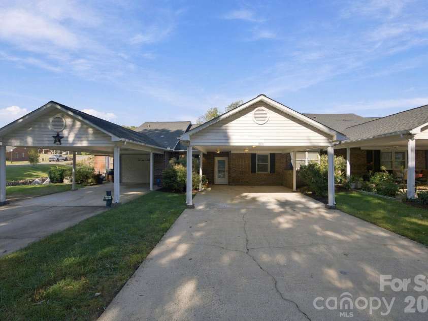 19838 Oak Leaf Circle, Cornelius, NC 28031.  MLS# CAR4429778, YatesRealty ID 54063. Driveway and front entry